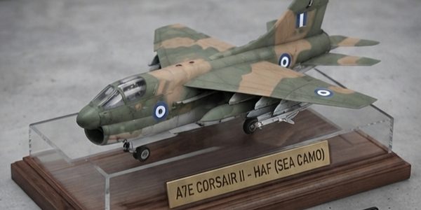 Μοντέλο A-7E Corsair II της Πολεμικής Αεροπορίας με παραλλαγή SEA σε βάση έκθεσης