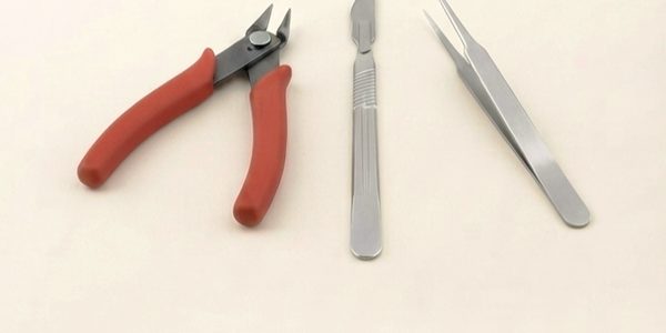 Βασικά εργαλεία μοντελισμού: κόφτης sprue, νυστέρι και τσιμπίδα