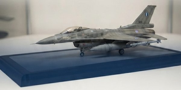 Μοντέλο F-16 Viper της Πολεμικής Αεροπορίας σε βάση έκθεσης