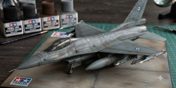 Μοντέλο F-16 με weathering και μπουκάλια Tamiya Panel Line Accent Color