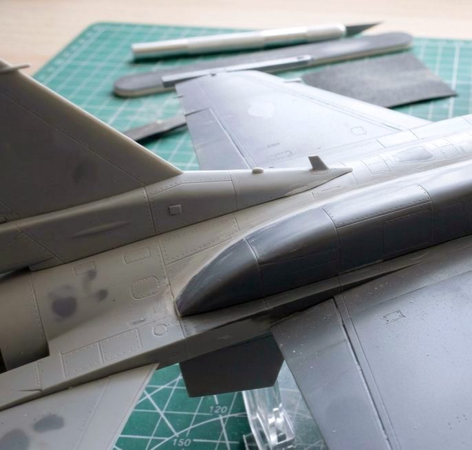 Λεπτομέρεια των Conformal Fuel Tanks (CFTs) στη ράχη μοντέλου F-16 της Πολεμικής Αεροπορίας