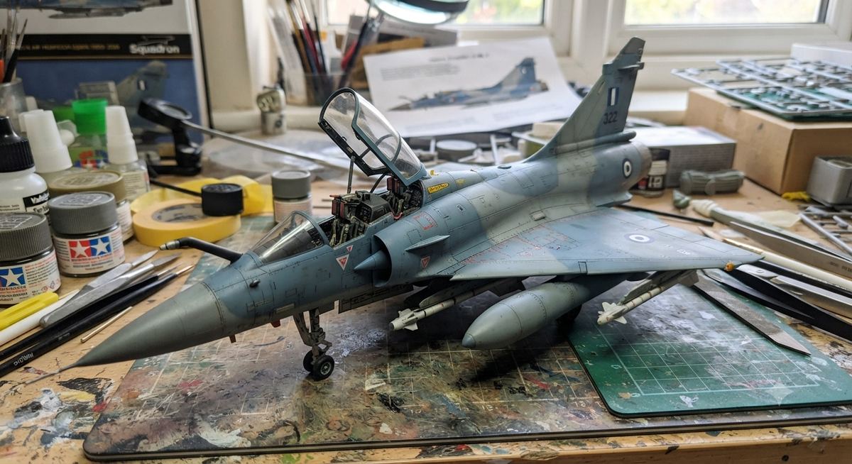 Μοντέλο Mirage 2000 με ανοιχτό κάλυμμα και λεπτομερές πιλοτήριο — το δελταπτέρυγο σχήμα