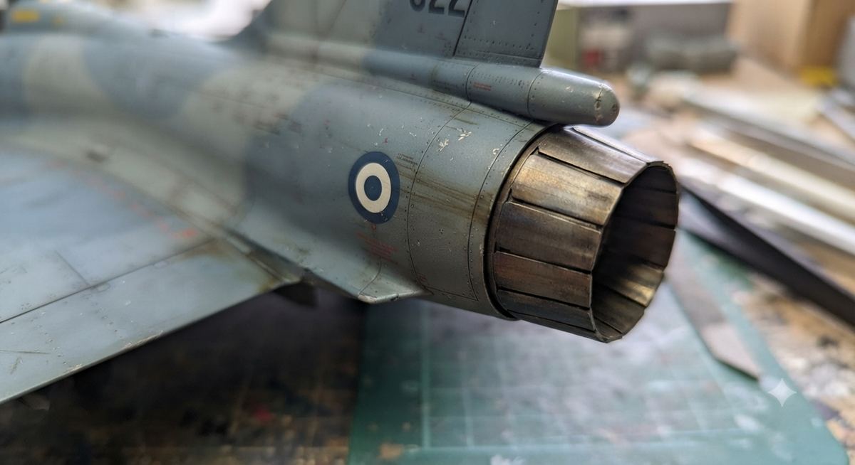 Weathering στο ακροφύσιο κινητήρα μοντέλου Mirage 2000 με μεταλλικούς τόνους και ροές